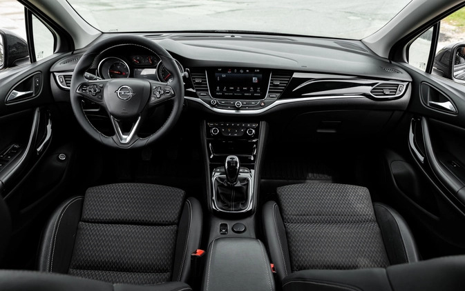Opel Astra cena 42900 przebieg: 137000, rok produkcji 2016 z Radom małe 742